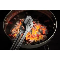 Napoleon Holzkohle-Tool-Set Mit Zange Und Schieber 2-teilig -Geschäft Für Grillzubehör Für Die Küche Zu Hause 67740CharcoalTongsInUse 03