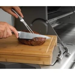 Napoleon Schneidebrett Mit 2 Edelstahl-Schalen -Geschäft Für Grillzubehör Für Die Küche Zu Hause et cutting board in use 03